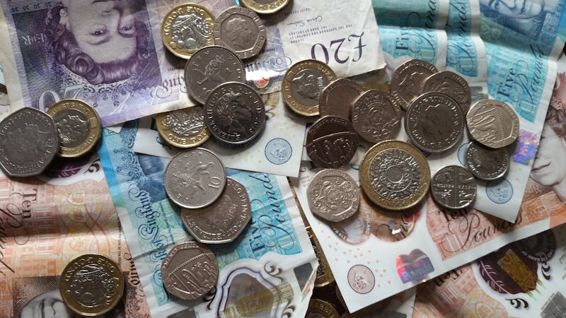Close-up van Britse munten en bankbiljetten voor ETA aanvraag