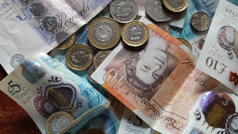 Britse pond biljetten en munten als betaling voor ETA prijs Belgen
