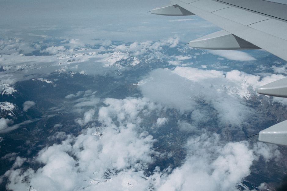 Vliegtuig boven Europa tijdens een van de meerdere reizen op een UK ETA