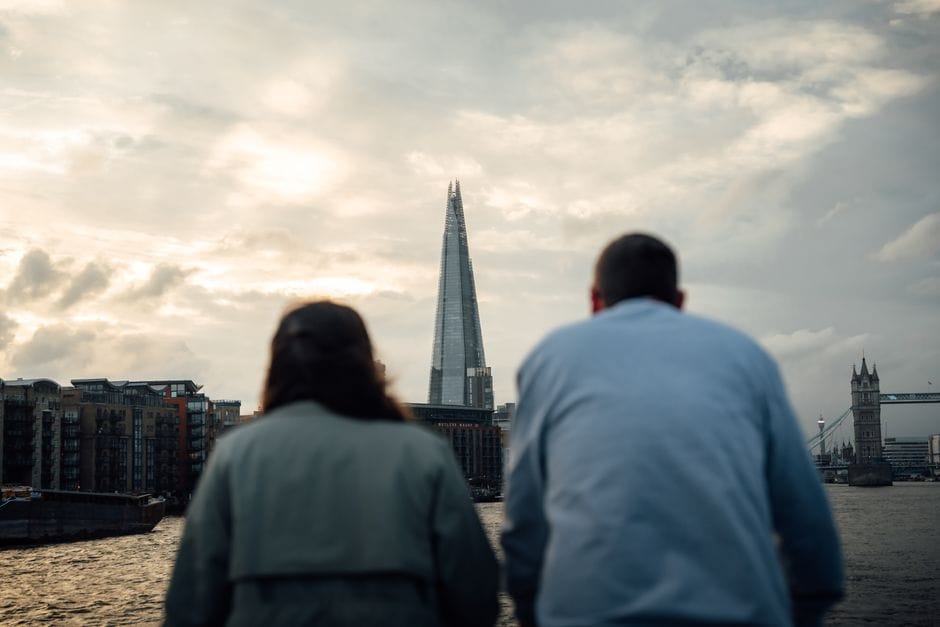 Koppel op citytrip in Londen dat de UK ETA enkele inreis vraag heeft uitgezocht