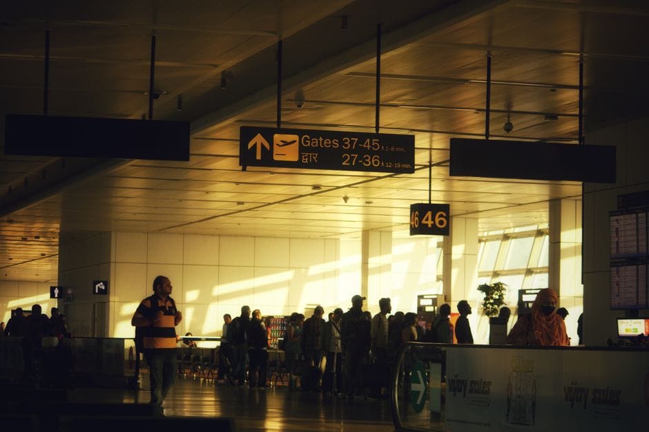 Vertrekhal op een luchthaven waar reizigers zonder UK ETA niet mogen boarden
