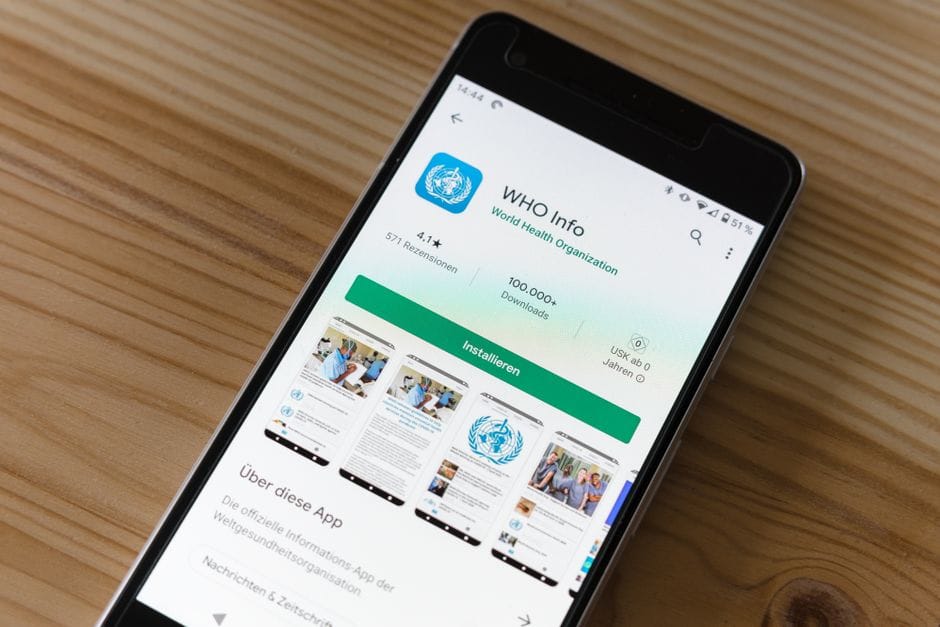 Reiziger vult de UK ETA-aanvraag in via de officiele app op een smartphone