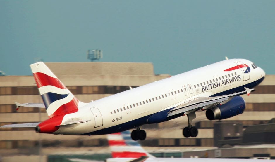 Grenscontrole op Heathrow waar de UK ETA digitaal aan het paspoort hangt