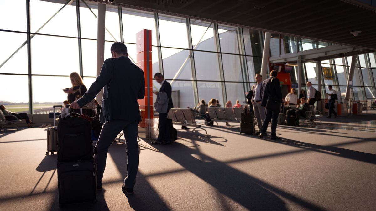 eta uk bagage kinderen gezin met koffers op luchthaven