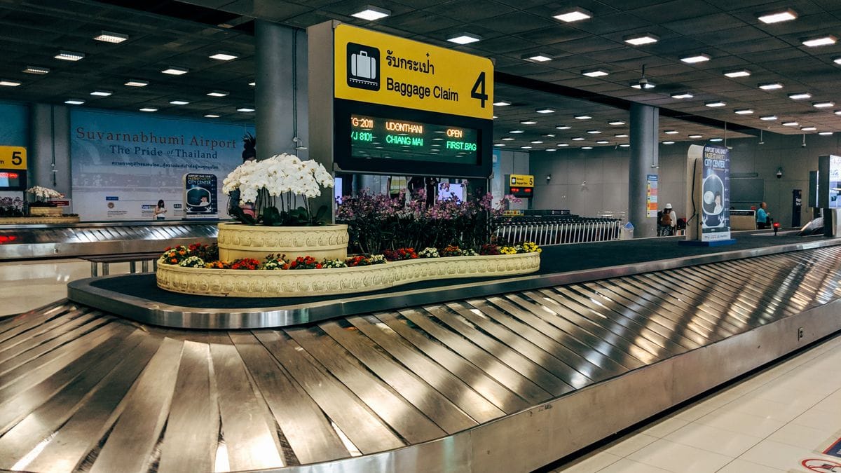 Bagageband op luchthaven bij aankomst VK