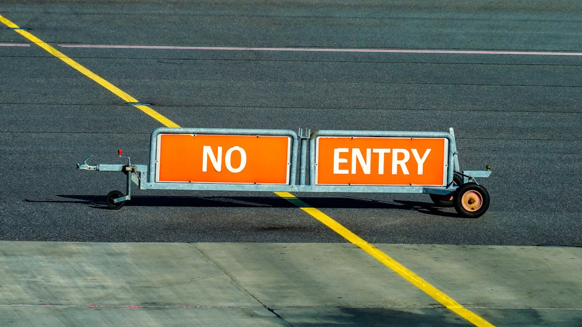 Douanecontrole op Britse luchthaven met bagage