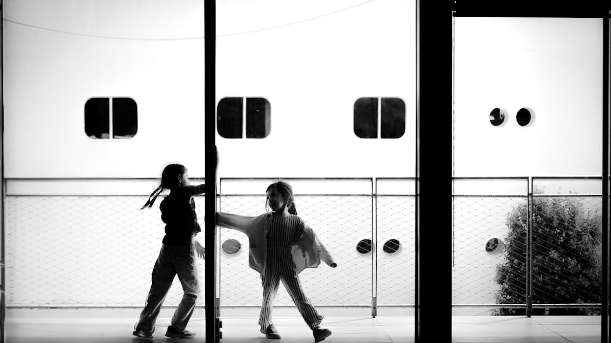 Kinderen op het dek van een cruiseschip