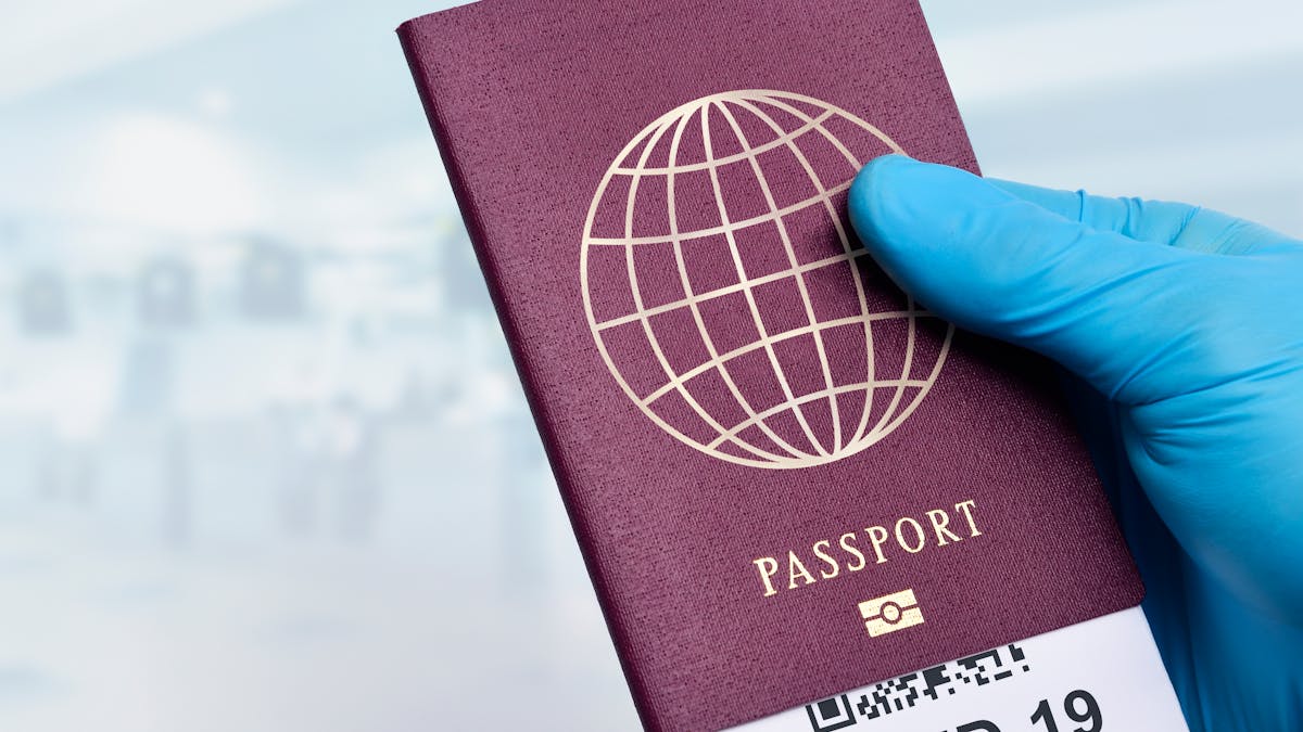 Reisdocumenten voor ETA Engeland aanvragen op een tafel