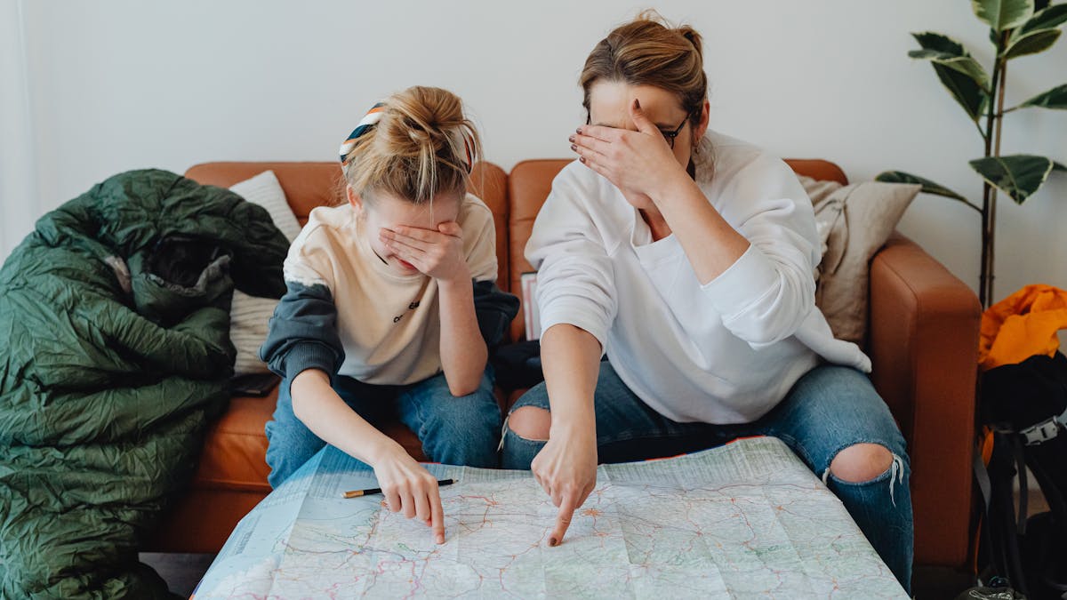 Gezin plant samen reis naar het VK aan tafel