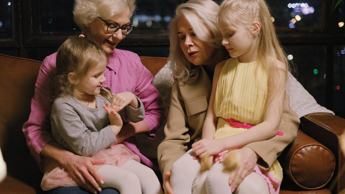 Familie met grootouders en kinderen op luchthaven