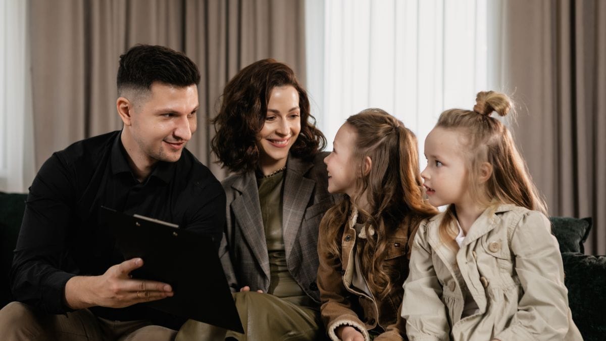 Ouders en kinderen met paspoorten bij incheckbalie VK