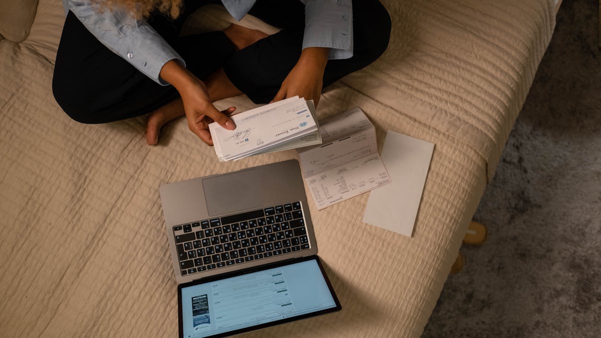 Ouder controleert geldigheid van ETA online