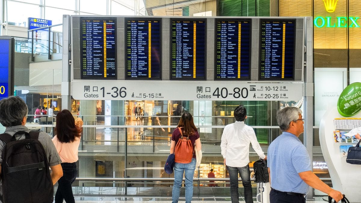 Kinderen op luchthaven klaar voor reis naar het VK