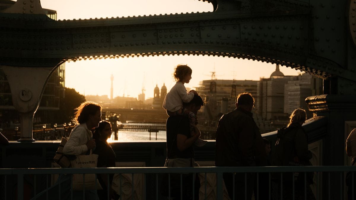 Gezin met kinderen bij Tower Bridge Londen