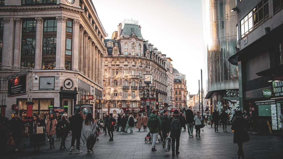 Belgisch gezin wandelt door straat in Londen