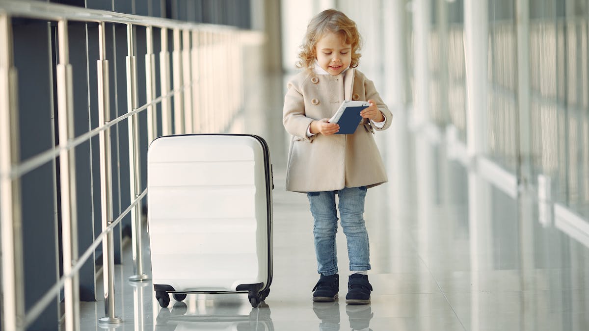 Gezin met paspoorten op luchthaven voor UK ETA