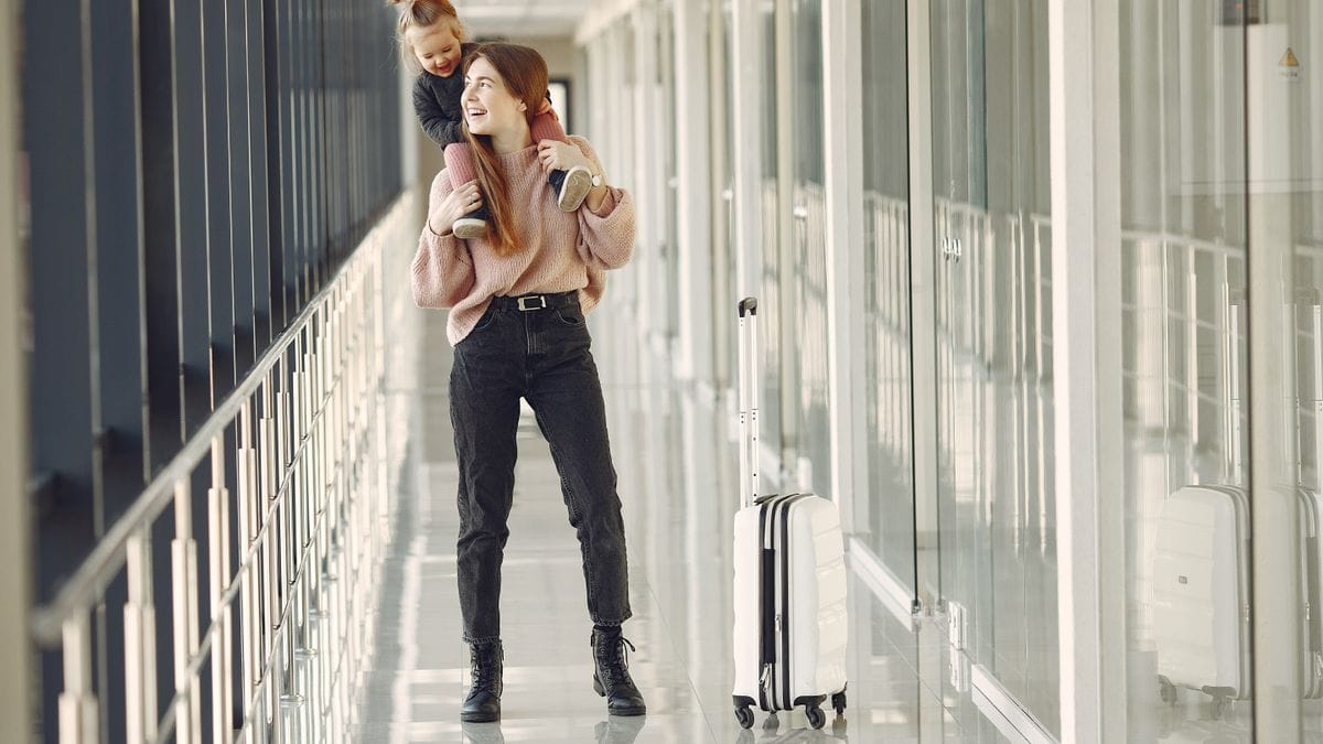 Gezin met bagage op luchthaven voor reis naar Verenigd Koninkrijk