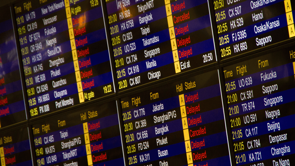 Vertrekbord op luchthaven voor transit naar het VK