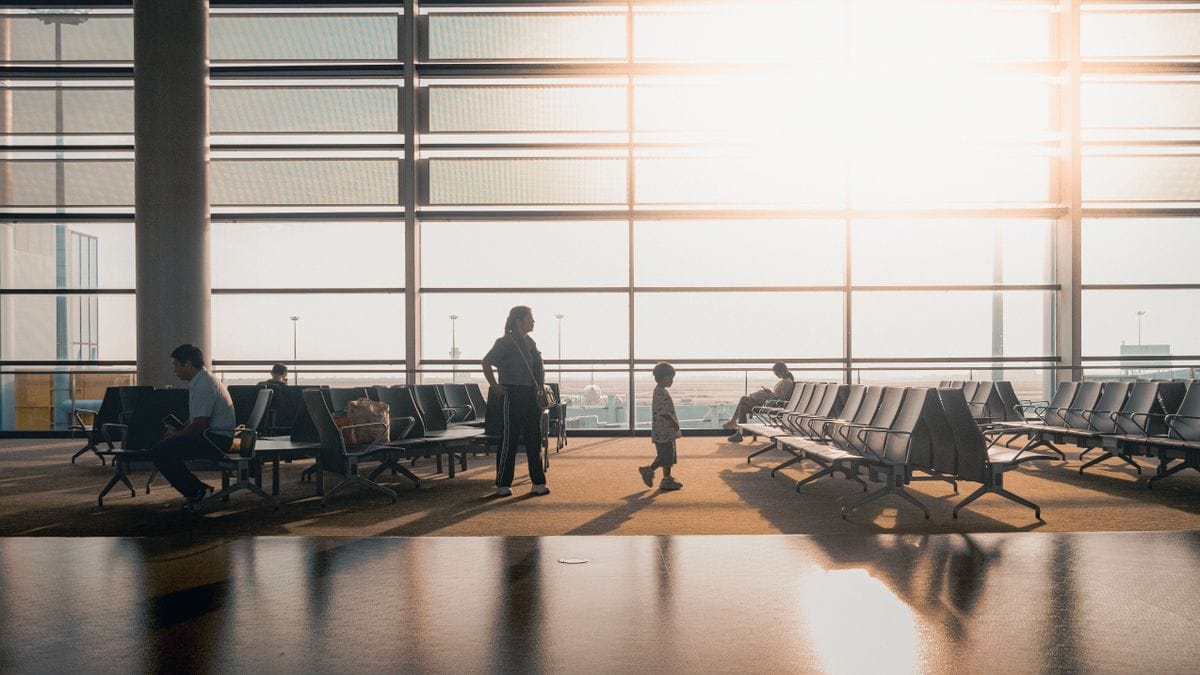 Gezin met kinderen wacht op aansluitende vlucht