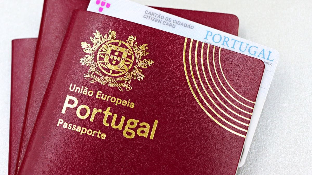 Kind met paspoort bij boarding gate transit VK