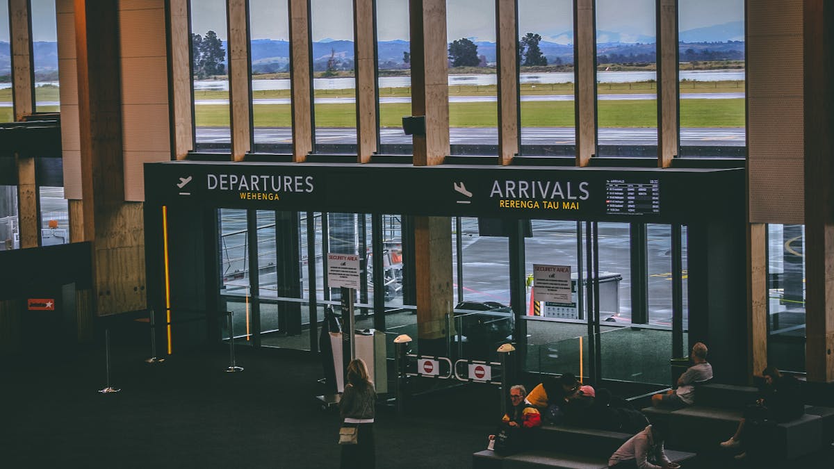 Aankomsthal luchthaven met reizigers VK