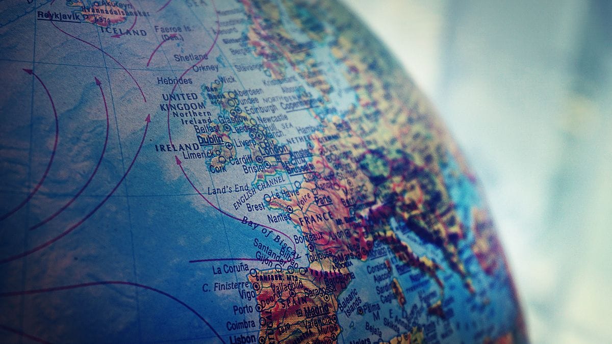 UK ETA vs ESTA: reisdocumenten en smartphone voor digitale reistoestemming