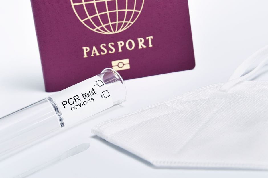 Smartphone met de UK ETA-aanvraag als digitale reistoestemming voor Engeland