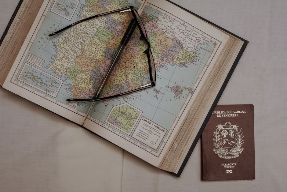 Belgisch paspoort naast een wereldkaart met landen die een UK ETA nodig hebben
