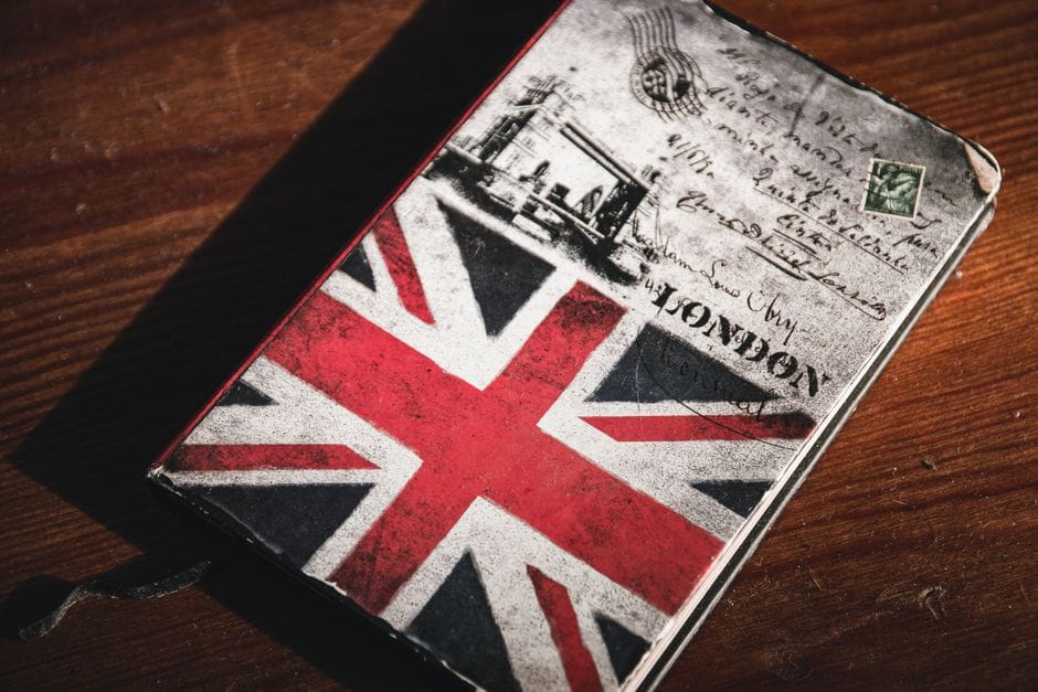 Smartphone met de UK ETA-aanvraag in plaats van een visum voor Engeland
