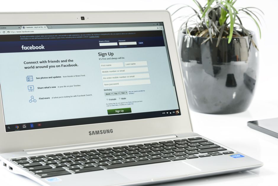 Reiziger vult de UK ETA-aanvraag in op een laptop met de officiële website