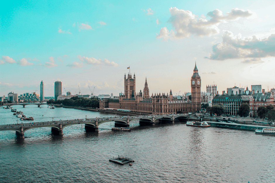 Grenscontrole op een Britse luchthaven voor reizigers met een UK ETA