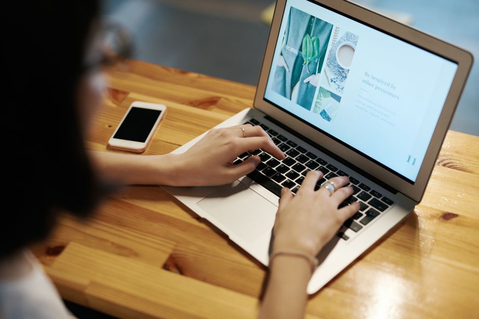 Oudere man vult samen met familielid de reistoestemming online in