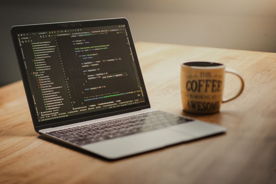 Handen met een bankkaart bij een beveiligde online betaalpagina