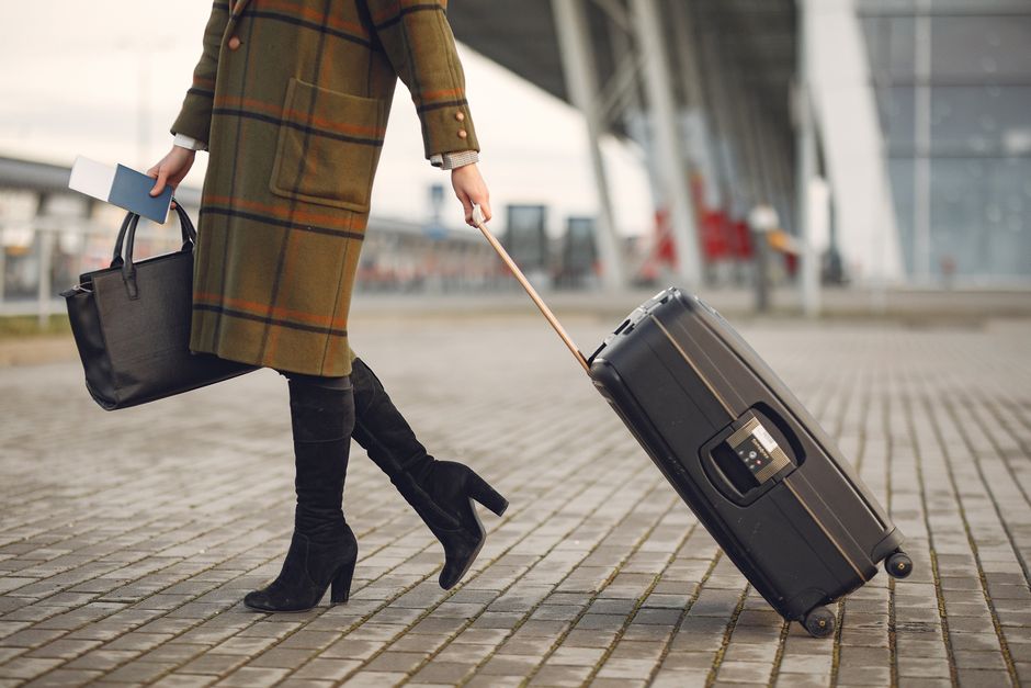 Paspoort, bril en smartphone op tafel klaar om een UK ETA als senior aan te vragen