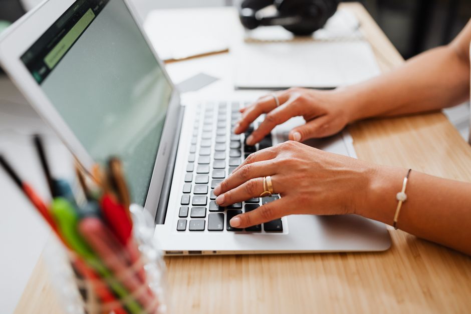 Persoon controleert het webadres en de prijs voor de ETA-aanvraag