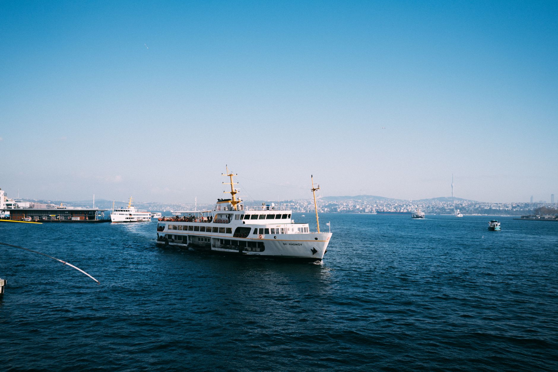 Ferry op zee tussen Ierland en Groot-Brittannie voor reizigers die van Ierland naar het VK gaan