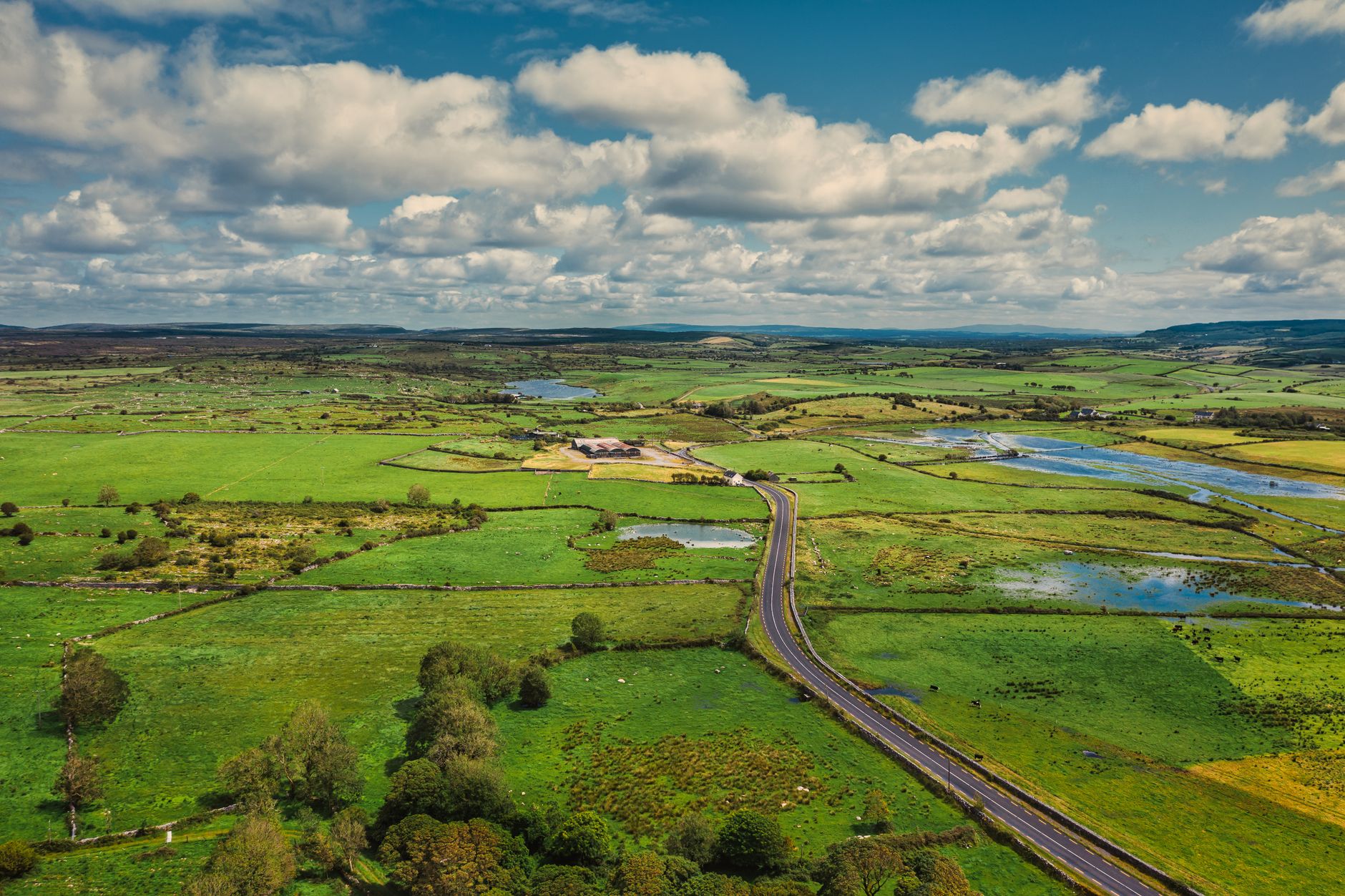 Landweg door groene velden nabij de grens tussen Ierland en Noord-Ierland zonder grenscontrole