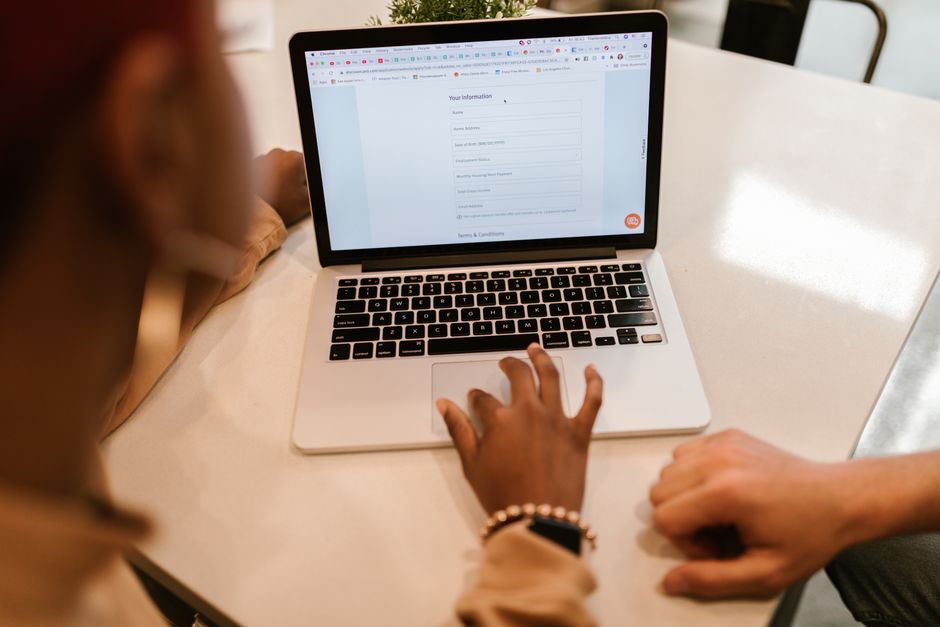 Reiziger vult op een laptop het online formulier in om een ESTA aan te vragen voor Amerika