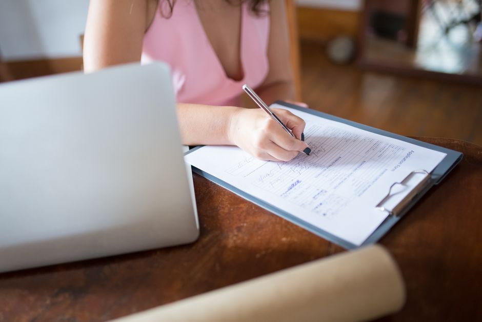 Belgisch paspoort naast een laptop tijdens het stappenplan om een ESTA aan te vragen