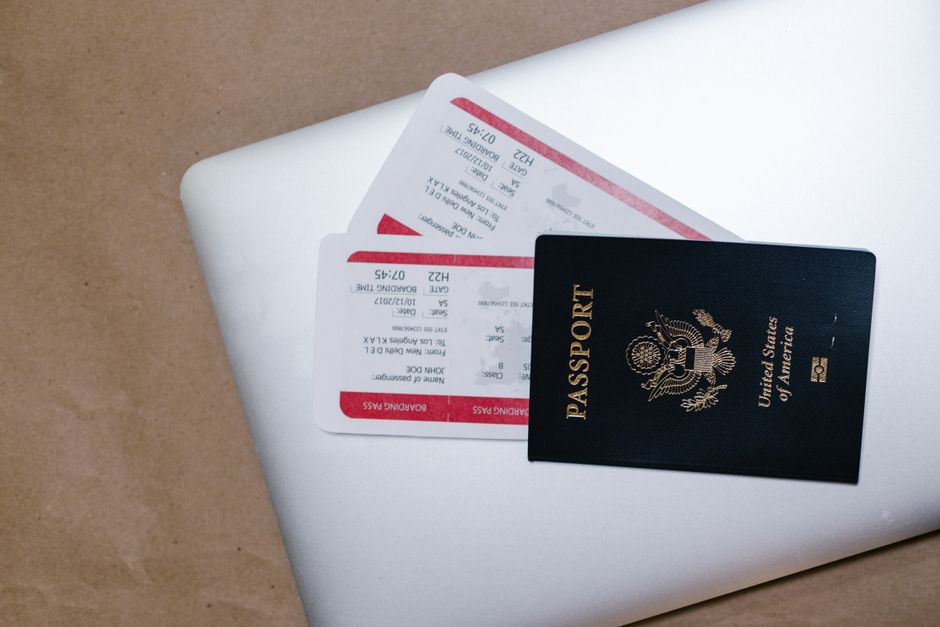 Belgisch paspoort naast een laptop klaar voor de online UK ETA-aanvraag