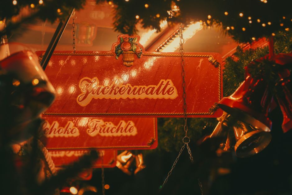 Verlicht reuzenrad en kerstmarktkraampjes bij Winter Wonderland in Hyde Park Londen in de avond