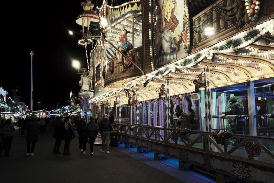 Houten kerstmarktkraampjes met warme dranken en cadeaus tijdens Winter Wonderland in Londen
