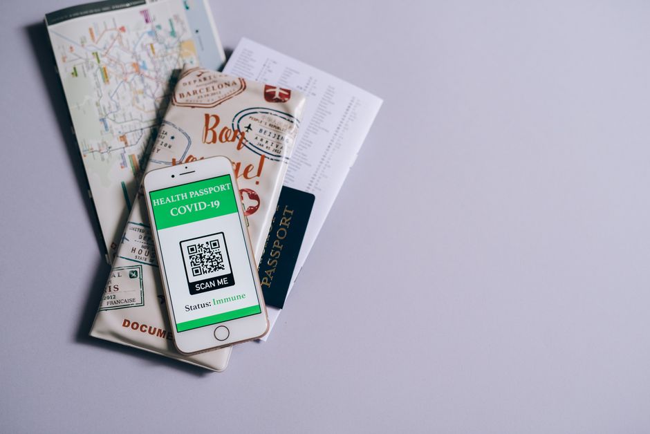 Reiziger scant de chip van een paspoort met een smartphone via NFC voor een UK ETA-aanvraag