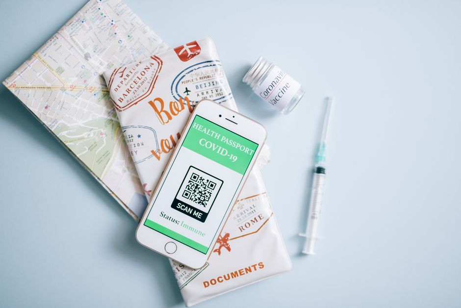 Reiziger scant met een smartphone de chip van het paspoort om een UK ETA aan te vragen via de app