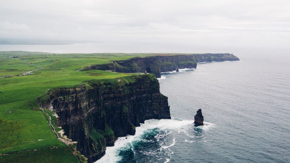 Wegwijzer bij de open landgrens tussen de Republiek Ierland en Noord-Ierland zonder controlepost