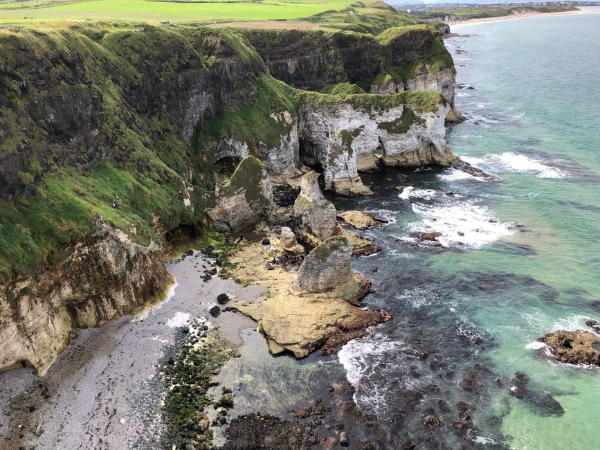 Groene kustkliffen van Ierland, waar Belgen zich afvragen of ze een UK ETA voor Ierland nodig hebben