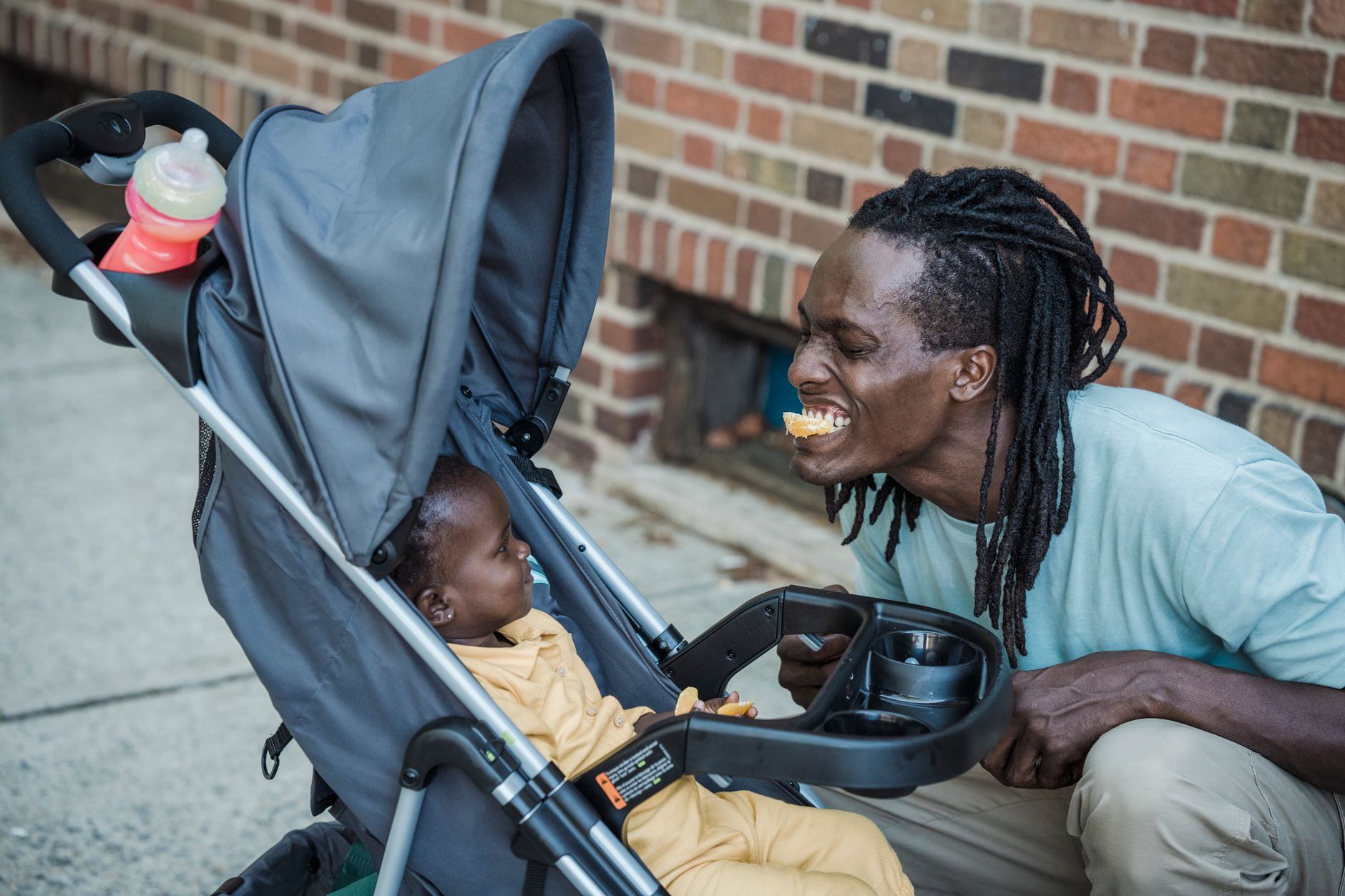Ouder duwt een kinderwagen met baby door de luchthaven; ook een baby heeft een eigen UK ETA nodig