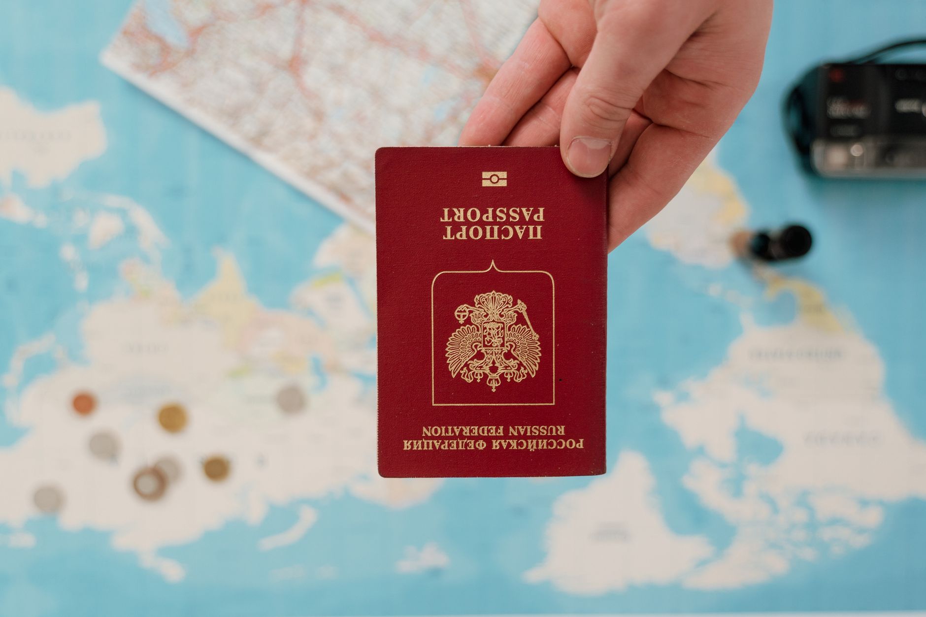 Ouder houdt het Belgische paspoort van een kind vast bij de incheckbalie voor de reis naar het Verenigd Koninkrijk
