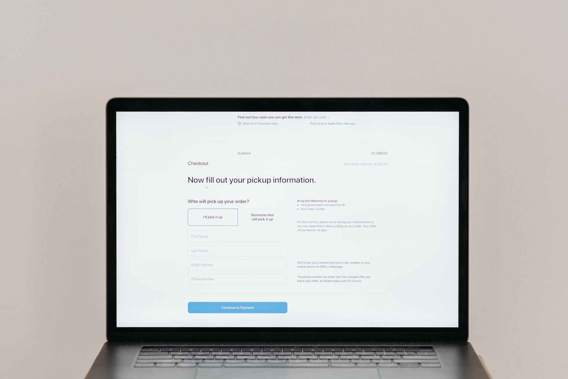 Ouder vult thuis op een laptop het UK ETA-formulier in voor de kinderen van het gezin